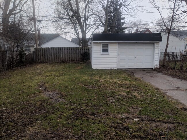 Building Photo - Single Family Home 3 beds 1 bath Available...