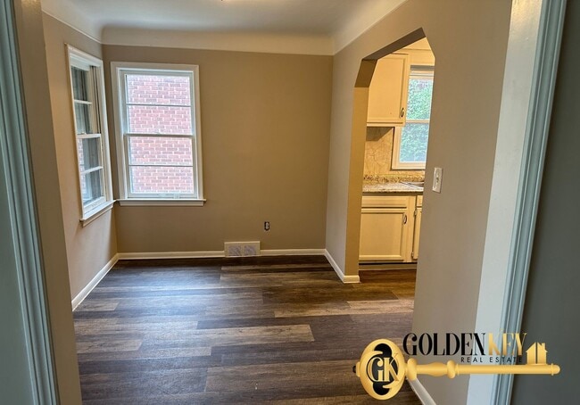 Building Photo - Spacious 4 bed / 2 bath with garage and fi...
