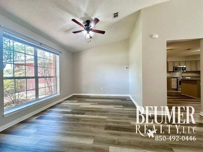 Building Photo - Home nestled in in W. Pensacola minutes fr...