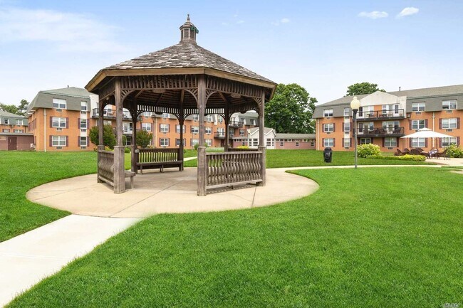 Building Photo - 565 Albany Ave