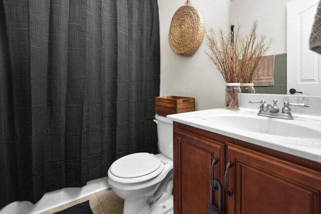 Building Photo - Pet Friendly Three Bedroom!