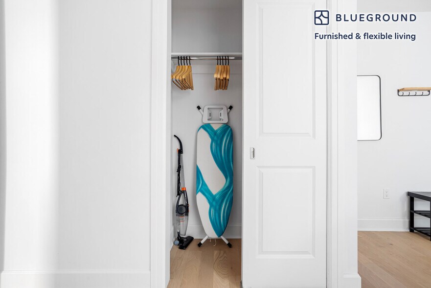 Building Photo - 160 E 48th St