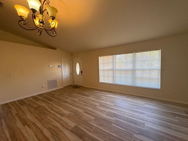 Building Photo - Beautiful Pool Home In Great Location!
