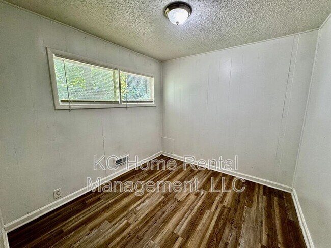 Building Photo - 7507 E 108th St