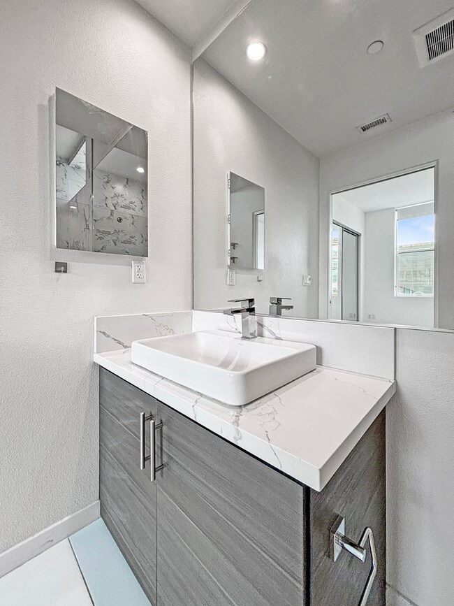 Building Photo - Modern 2BD/2BA Condo in North Park W/ High...