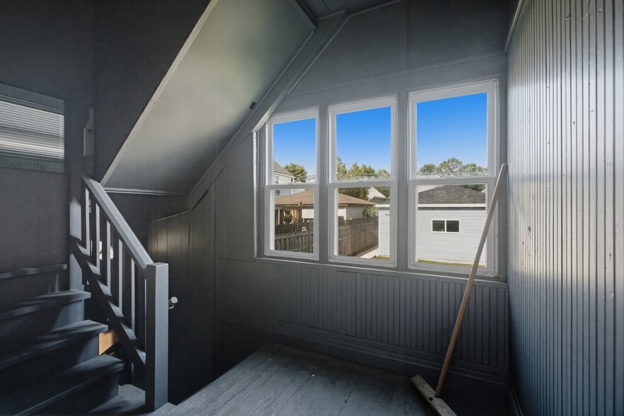 Building Photo - 2430 N Normandy Ave