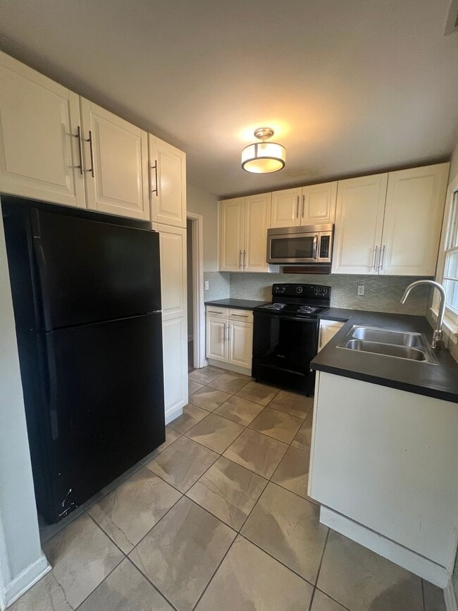 Building Photo - Cozy 2 Bedroom Minutes From Downtown