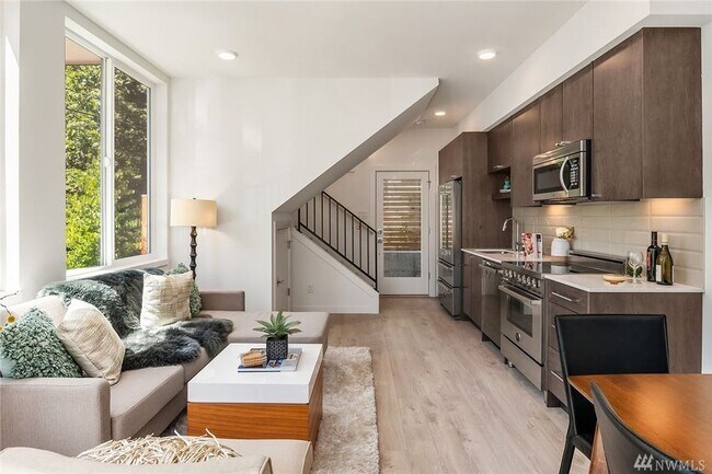 Building Photo - 1112 13th Ave