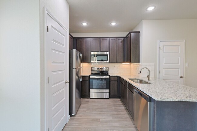 Building Photo - Modern Townhouse in New Braunfels