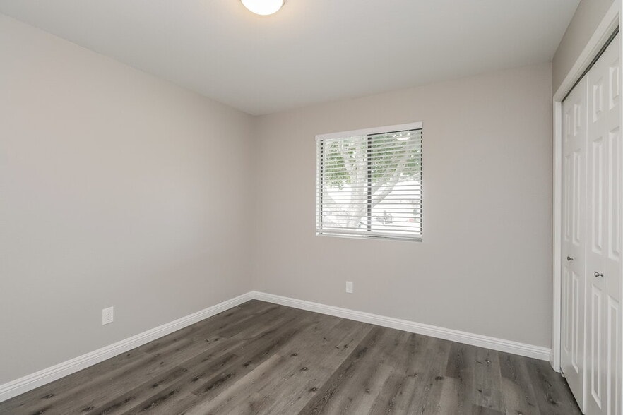 Building Photo - 6106 E Ivyglen St