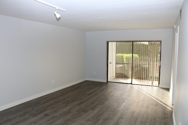 Building Photo - 400 Club Cir