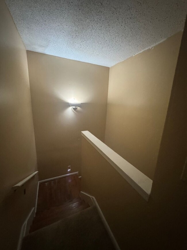 Building Photo - Large Townhome