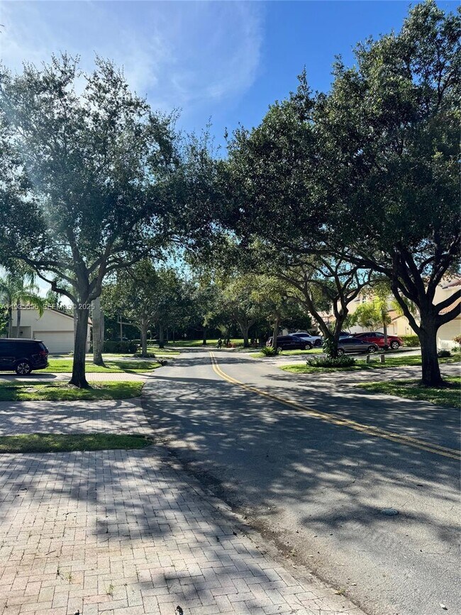 Building Photo - 652 W Palm Aire Dr