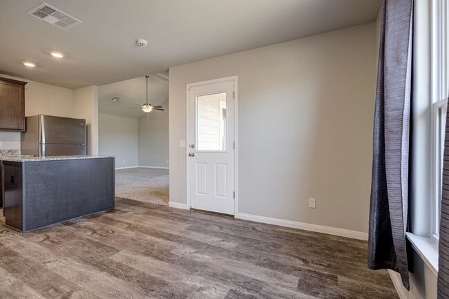 Building Photo - $500 Off the First Full Months Rent!!