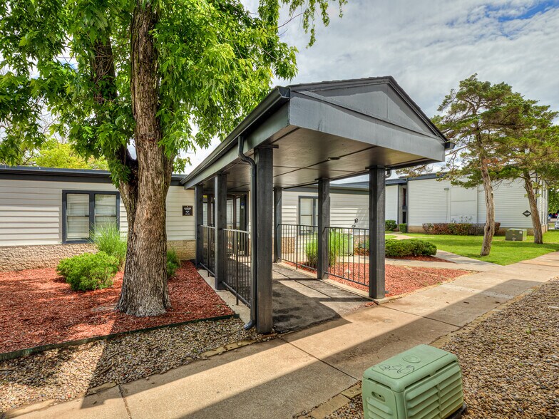 Seminole Ridge Apartments 141 W Interstate Service Rd Oklahoma City