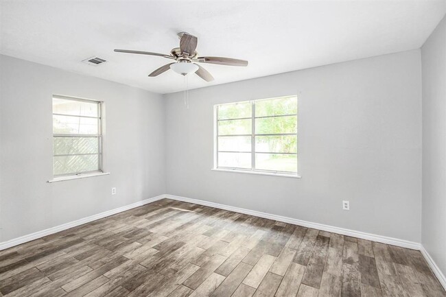 Building Photo - 385 W Bolivar St
