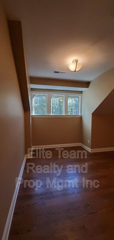 Building Photo - 550 Cottonfield Cir