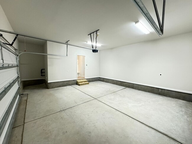 Building Photo - Built in 2024 End Unit with very convenien...