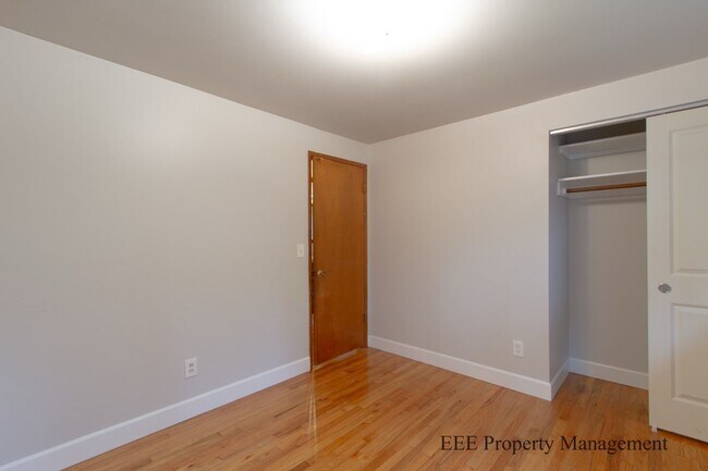 Building Photo - Bellevue Home in Phanton lake Area