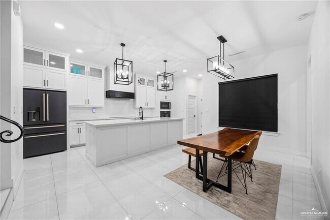 Building Photo - 1615 Lago Delton