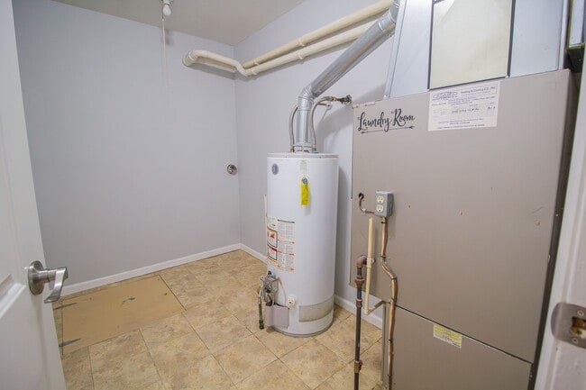 Building Photo - Most sought after Woodlawn area. 2BR 1BA