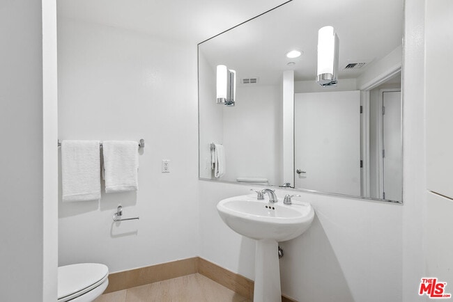 Building Photo - 13600 Marina Pointe Dr
