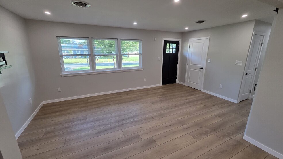 Building Photo - 413 Hickory Ln