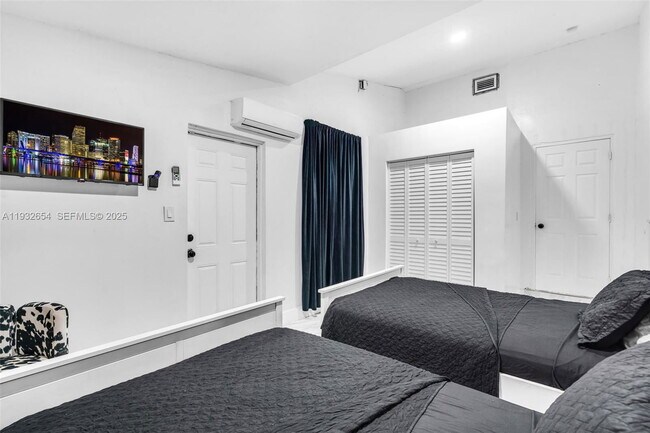 Building Photo - 695 NE 160th St