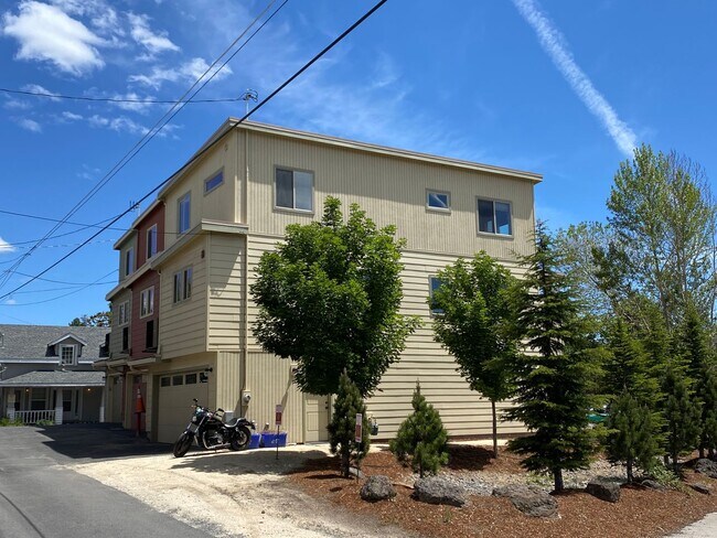 Primary Photo - 4 Bed/3 Bath Townhome in NW Bend - Newport...