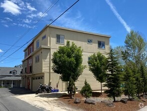 Building Photo - 4 Bed/3 Bath Townhome in NW Bend - Newport...