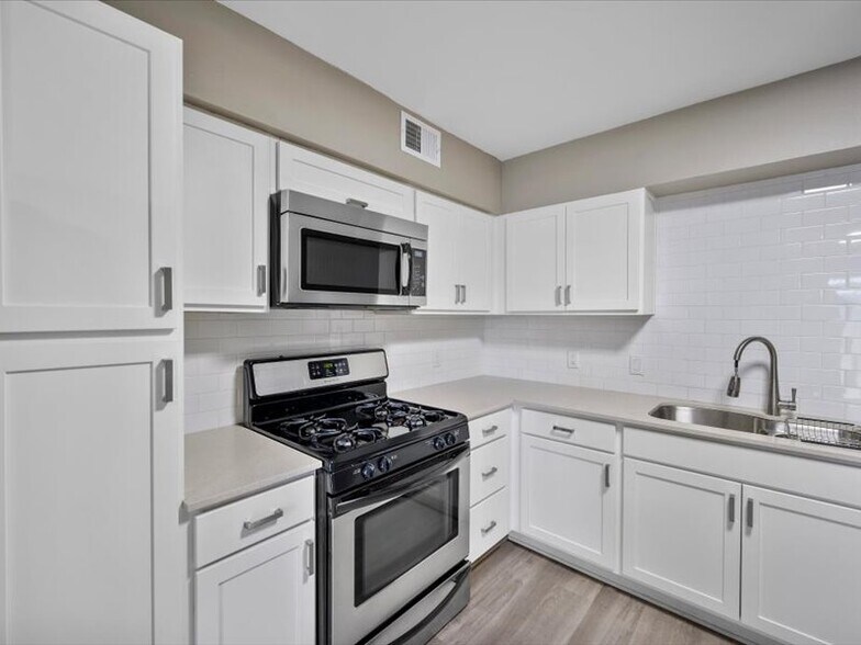 Kitchen - 2303 East Side Dr