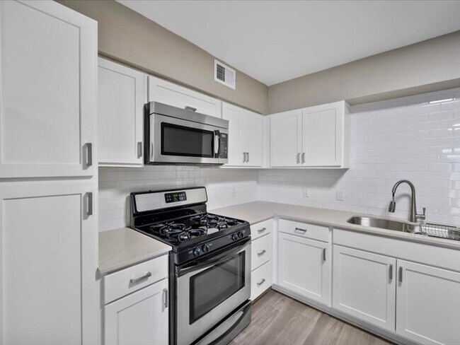 Kitchen - 2303 East Side Dr