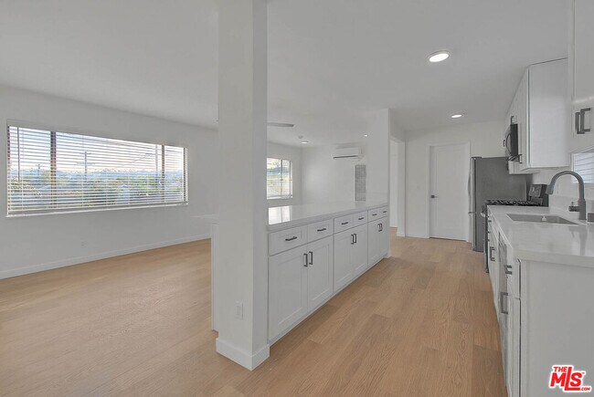 Building Photo - 3701 Coliseum St