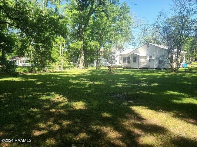 Building Photo - 1063 Mouton Ave