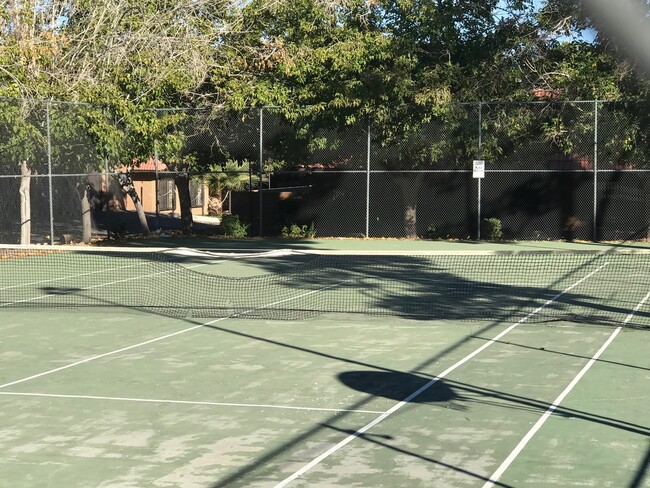 Building Photo - BEAUTIFUL 2 BEDS 1 1/2  BATHROOM APARTMENT PLUS 1 CAR GARAGE MLOVE IN SPECIAL