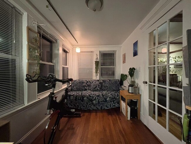 Building Photo - 667 Belmont St