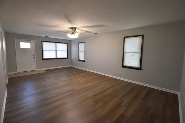 Building Photo - 2-3 bedroom Home in Greenfield with Garage.