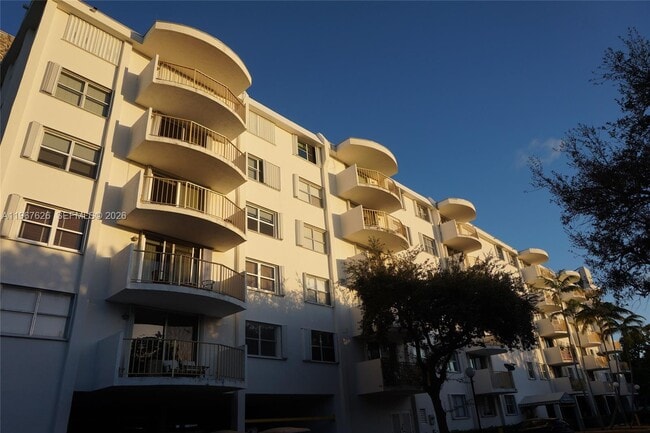Building Photo - 210 Seaview Dr