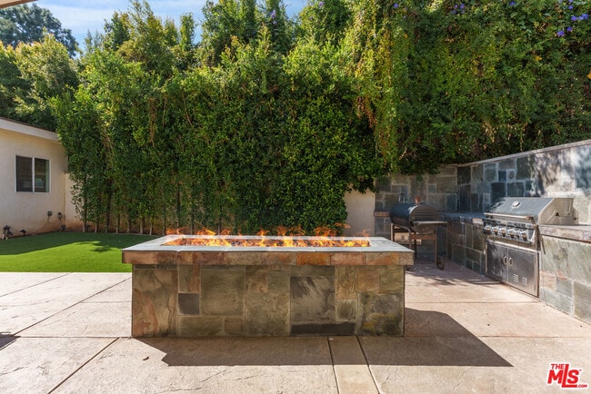 Building Photo - 363 S Saltair Ave