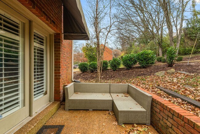 Building Photo - Townhome LOCATION!