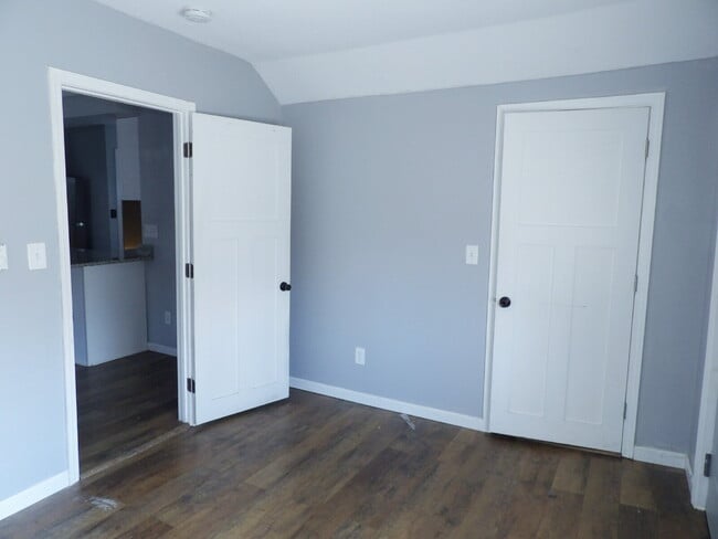 Building Photo - 1 Bed + Extra Room Upper Level Unit in East Harriet Duplex