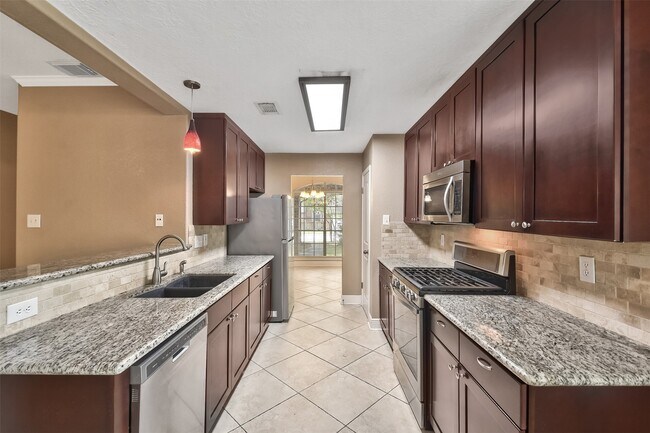 Building Photo - 5 E Willowood Ct