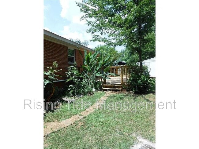 Building Photo - 3704 Honeysuckle Rd