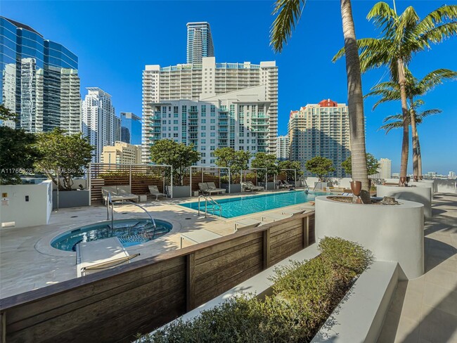 Building Photo - 1300 Brickell Bay Dr