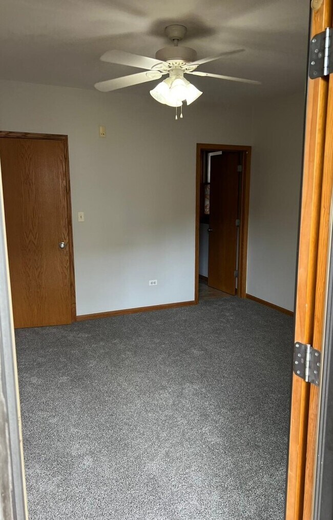 Building Photo - 925 W Lakeside Pl