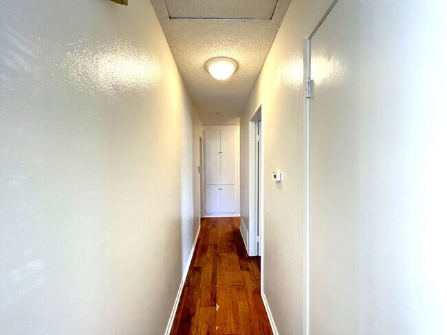 Building Photo - 3 bed, 2 bath located in Riverside!