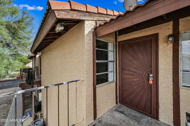 Building Photo - 725 E Vogel Ave