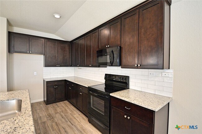 Building Photo - 528 Willow Valley St