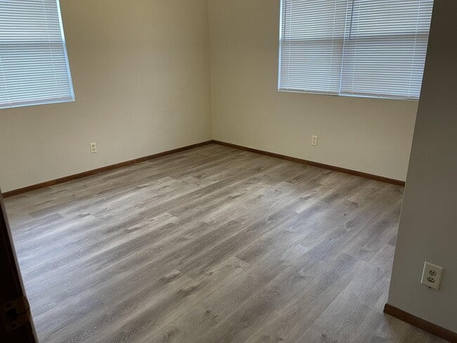 Building Photo - 2128 Woodside St