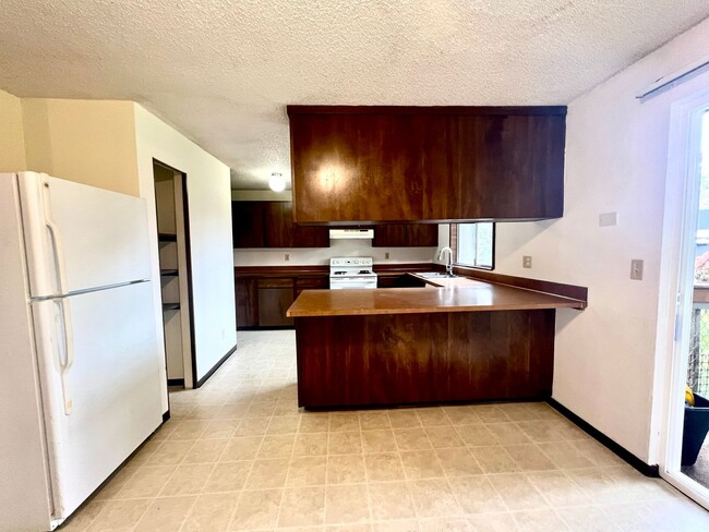 Building Photo - Upper-Floor Unit in Fourplex near Tacoma Mall
